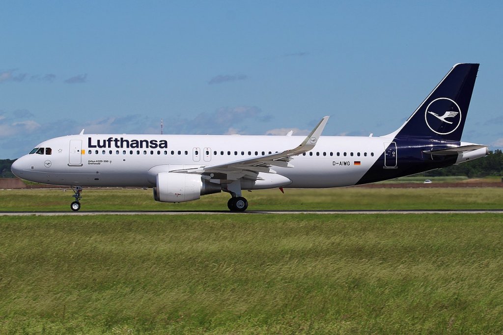 Lufthansa To Cut 1,100 Pilot Jobs